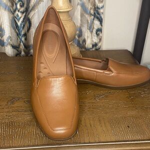 Easy Spirit Women's Tan Slip-On Loafers NWOT